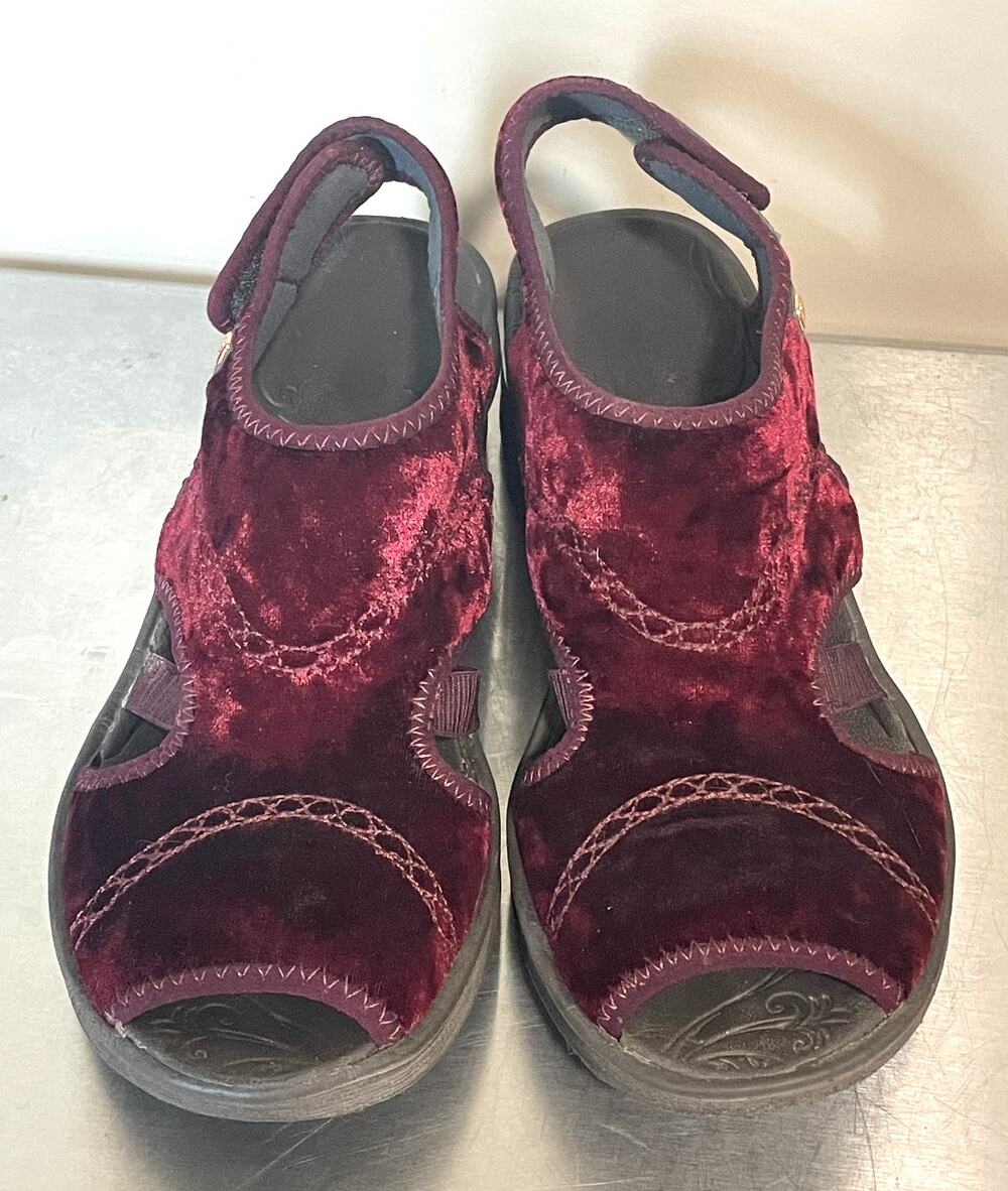 Bzees Womens Size 8 Drama Open Peep Toe Wedge Comfort Sandal Wine Velvet